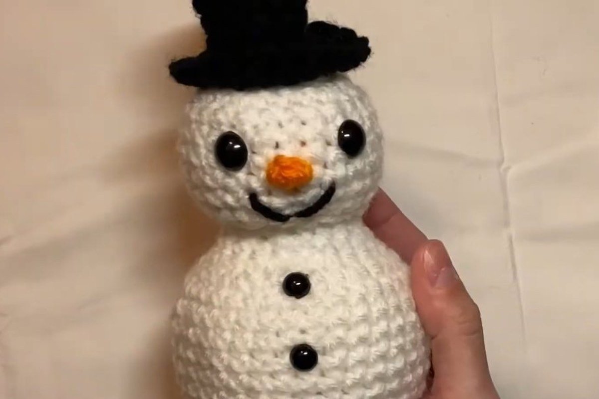 Free Crochet Snowman Pattern: Top Hat, Scarf, 27 Rounds