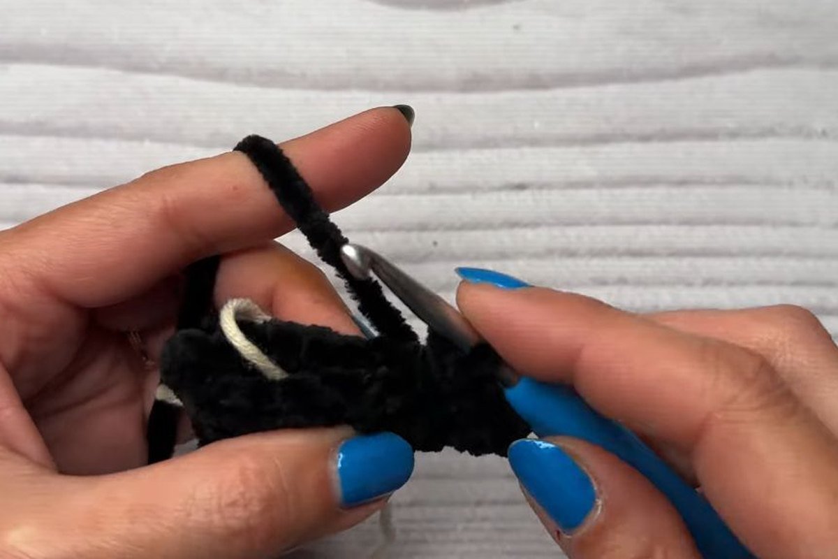 edging a folded crochet bat wing with double crochet and single crochet