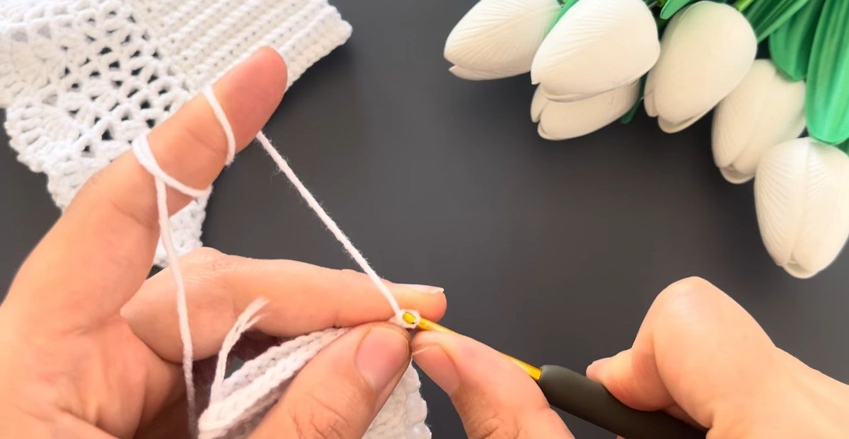 folding the ribbed strip into a ring for crochet lace wrist cuffs