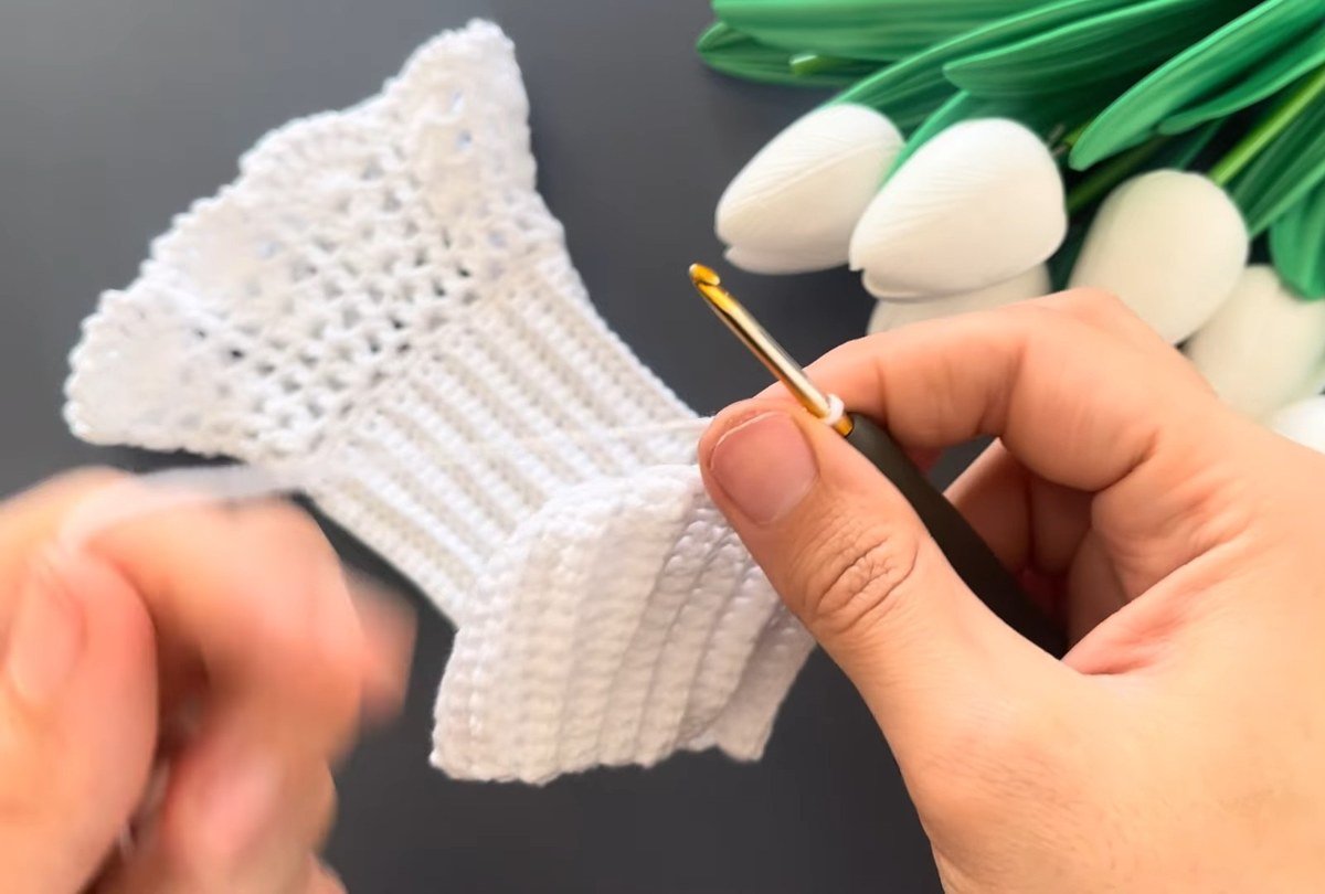 lace beginning to flare above the ribbed band of crochet lace wrist cuffs