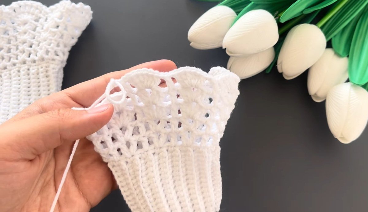 the lace frill growing above the ribbed band of crochet lace wrist cuffs