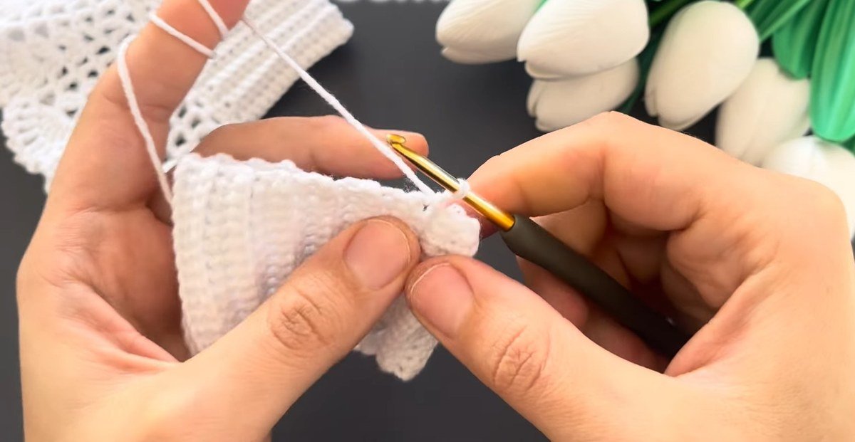 single crochet worked round the edge of the ribbed band of crochet lace wrist cuffs