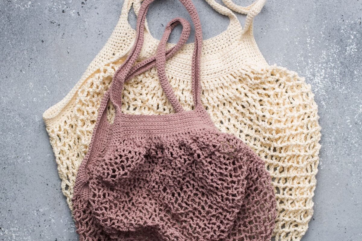 Free crochet bag patterns in mesh, two market bags with long crocheted straps