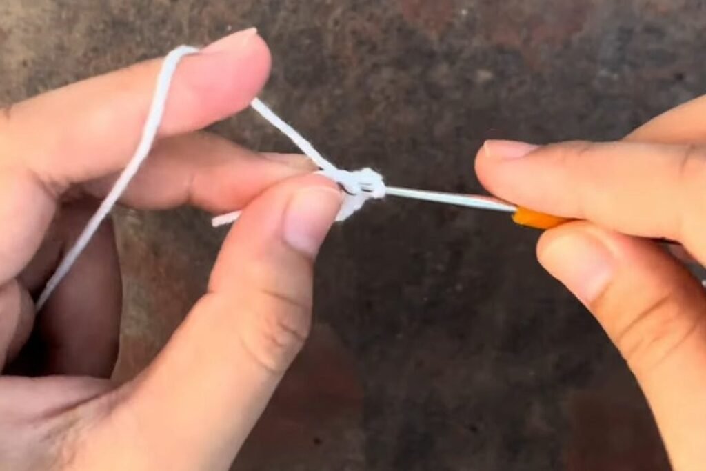 crochet snowy owl pattern step 1: magic ring with 6 single crochet in white yarn