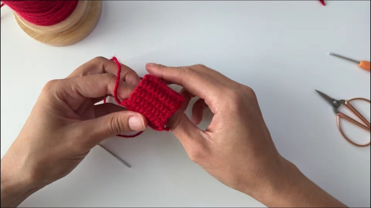 finished invisible seam on the cuff of a free crochet fingerless gloves pattern