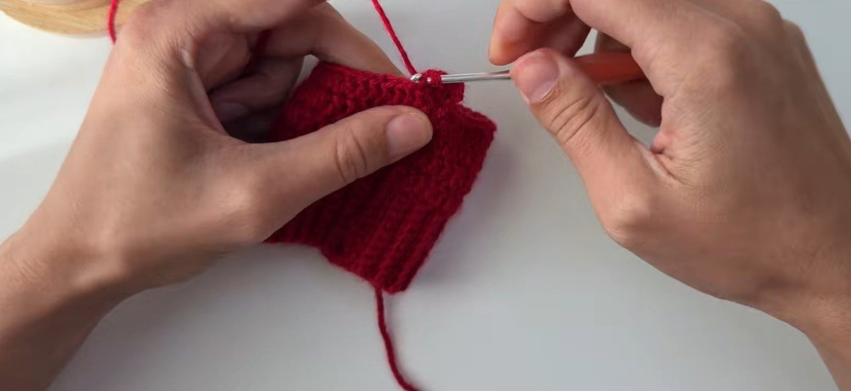 increasing at the start of each round to shape the hand in a free crochet fingerless gloves pattern