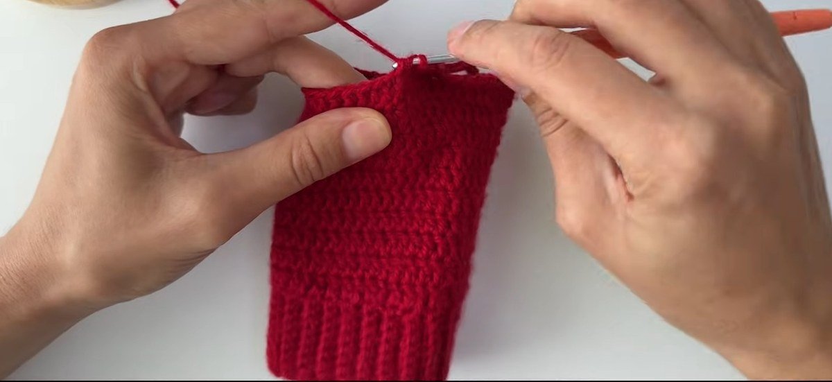 straight double crochet rounds finishing the hand in a free crochet fingerless gloves pattern