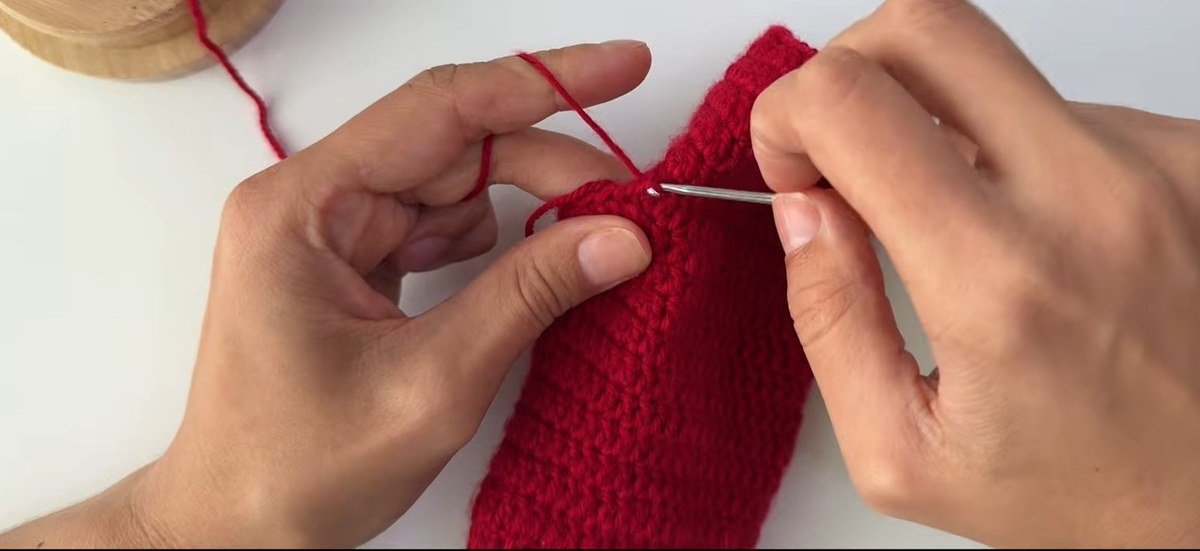 attaching the yarn and working the first thumb round of a free crochet fingerless gloves pattern