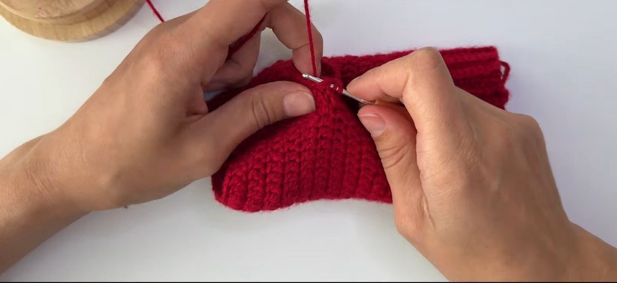 last thumb round of a free crochet fingerless gloves pattern