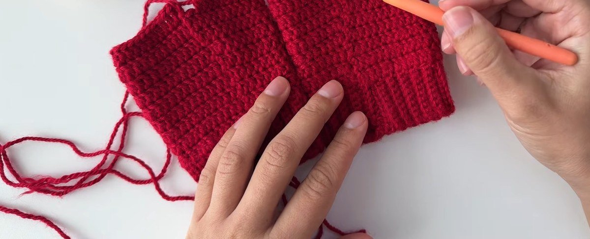 two crochet fingerless gloves side by side with the increase moved to the end of the round in a free crochet fingerless gloves pattern