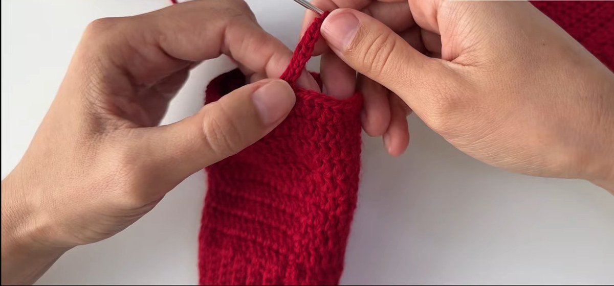 reversed thumb hole on the second glove of a free crochet fingerless gloves pattern