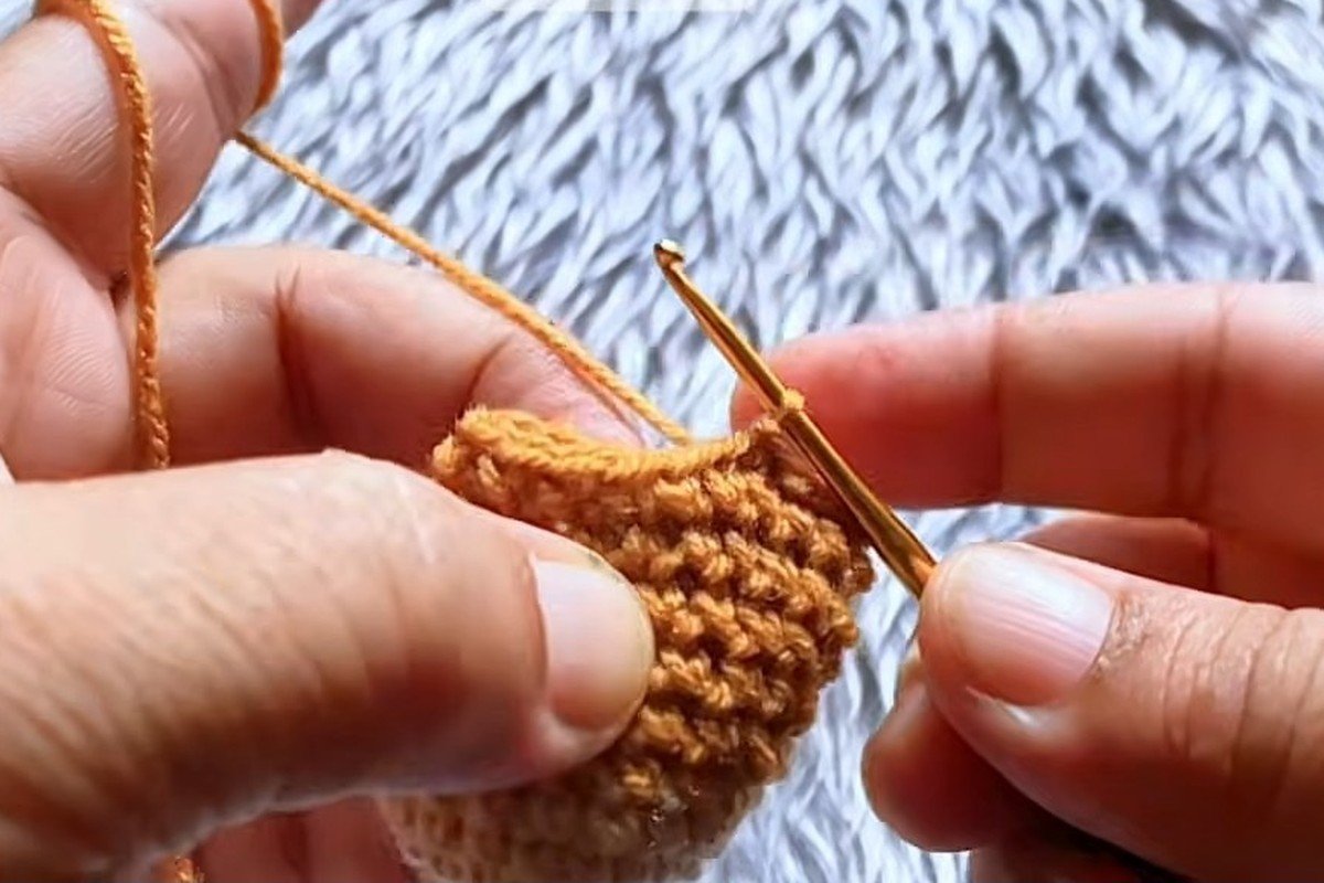 free crochet owl pattern step 10: close the top: the ears appear