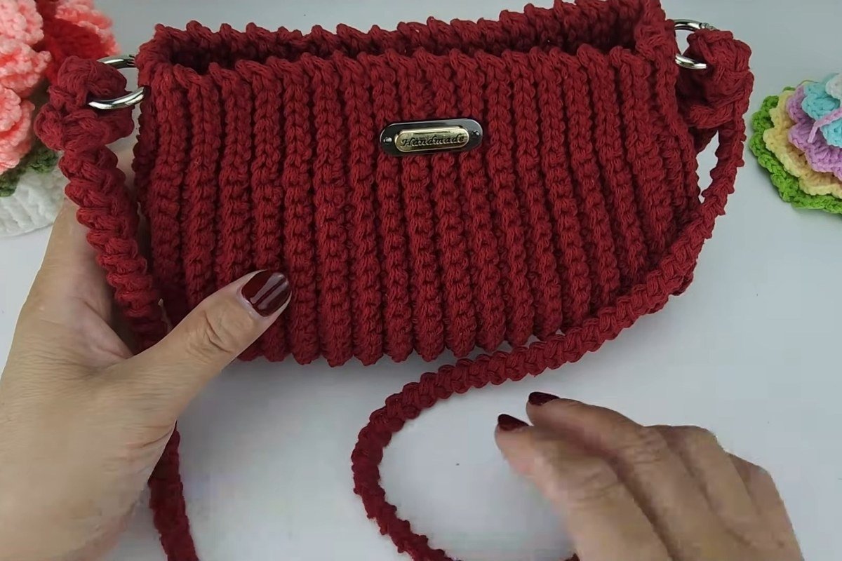 Finished free crochet shoulder bag pattern in red ribbed cotton with metal rings and cord strap