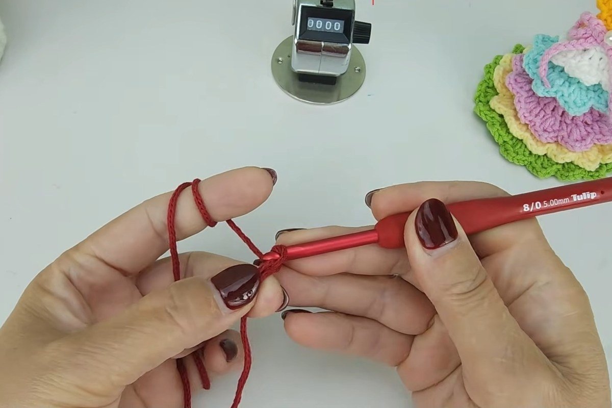 Free crochet shoulder bag pattern step 1: making the foundation chain of 45 with a 5 mm hook