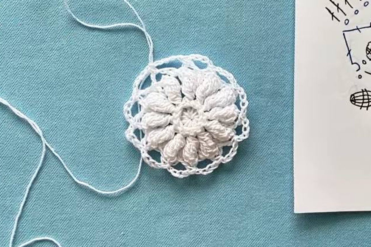 free crochet snowflake pattern after round 4 with an outer ring of arches