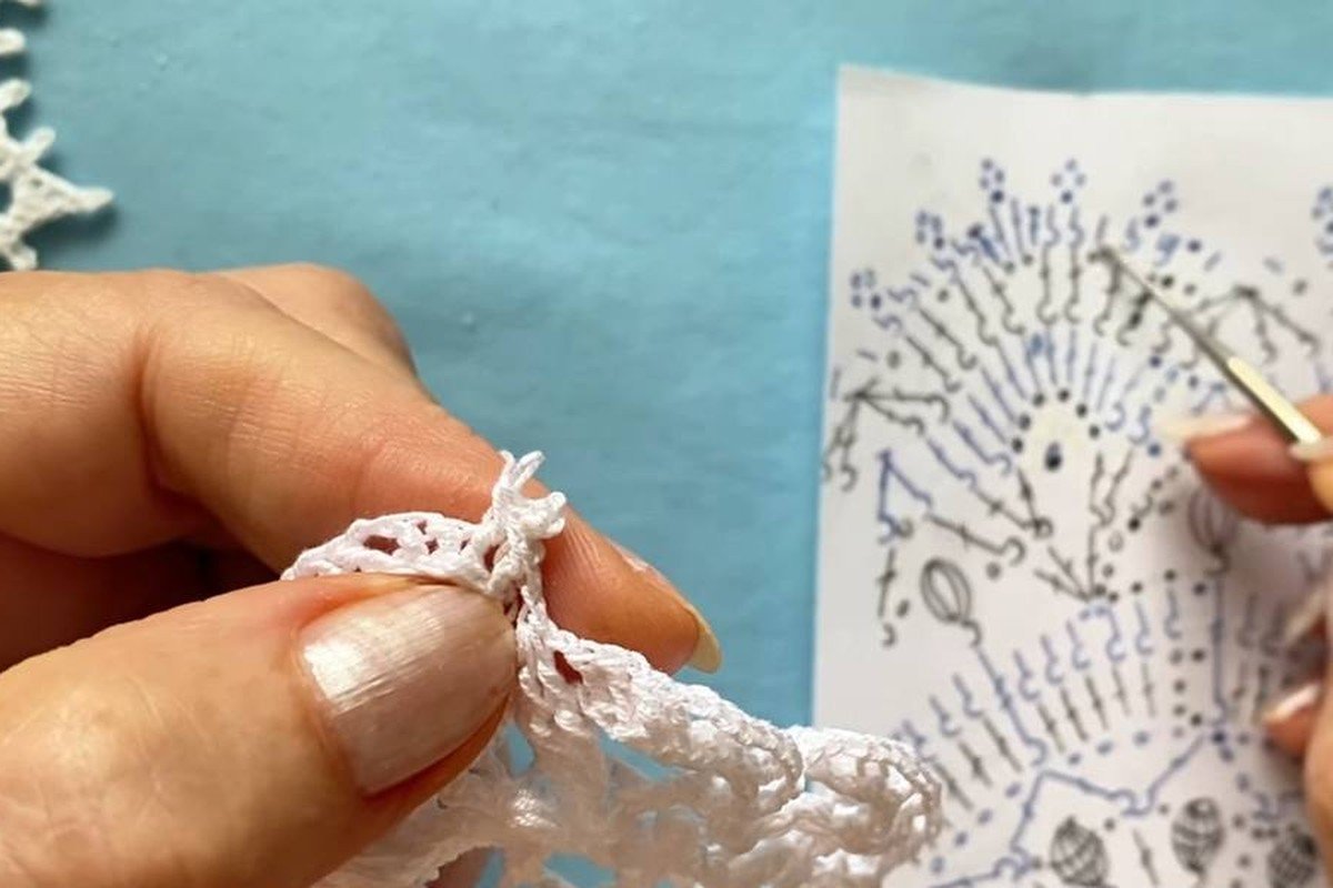 making a picot at the edge of a free crochet snowflake pattern
