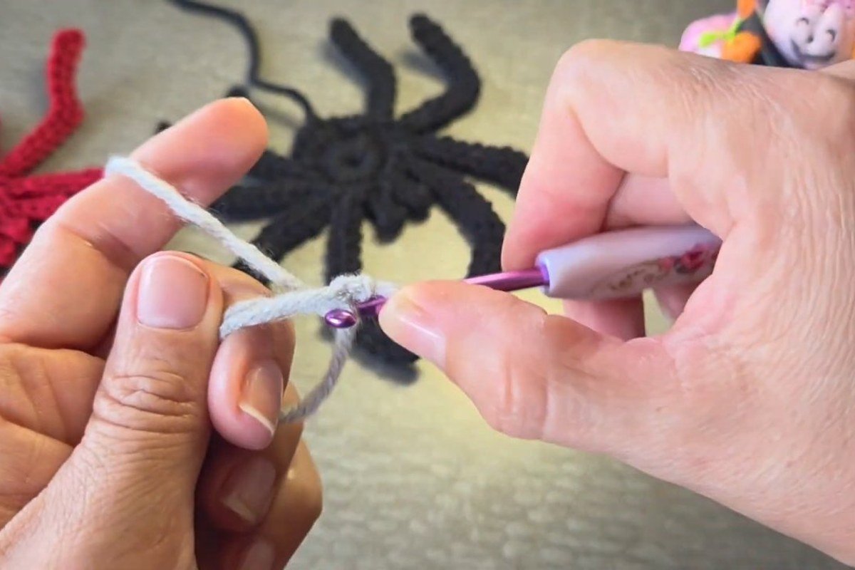 magic ring start for a free crochet spider pattern