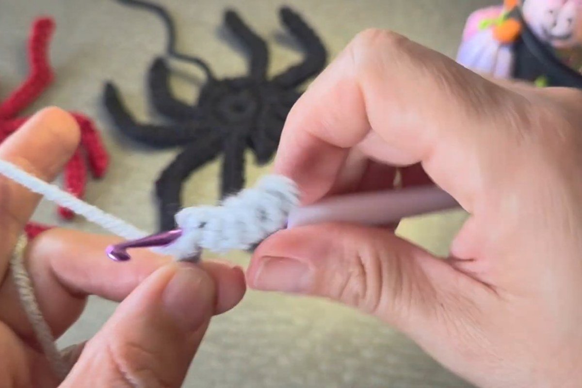 fourth leg of the free crochet spider pattern