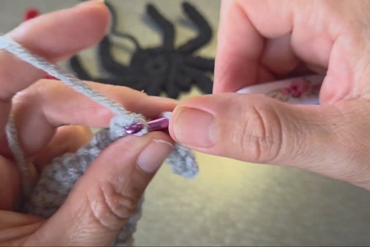 eighth and last leg of a free crochet spider pattern
