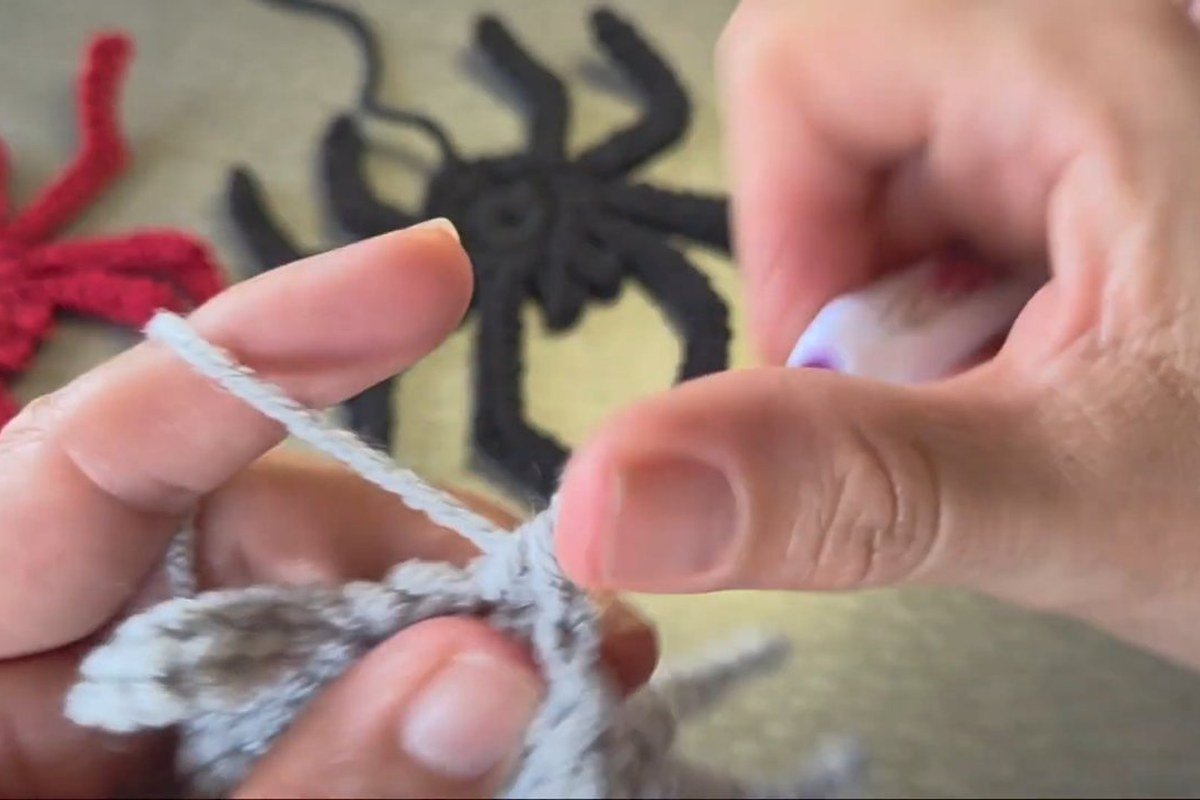 closing the body of the crochet spider