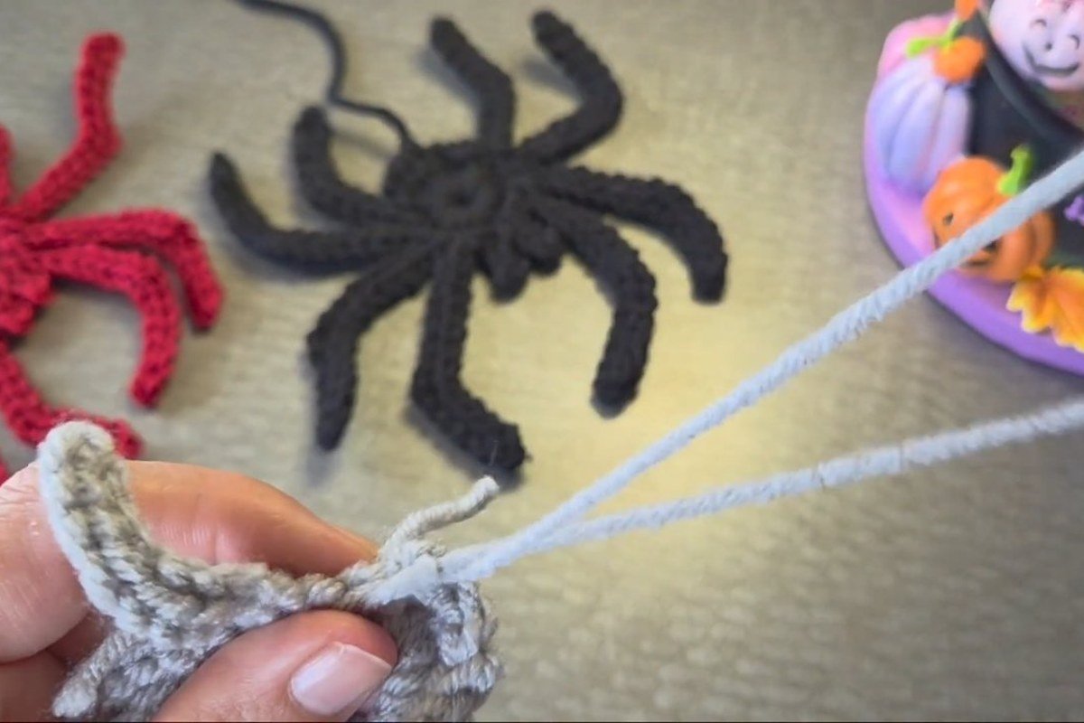 tightening the centre of the free crochet spider pattern
