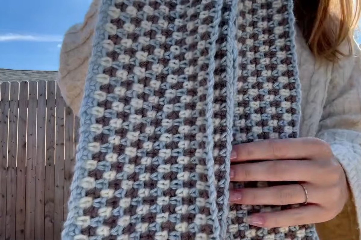 Moss Stitch Crochet Scarf: Easy 22-Row Striped Pattern