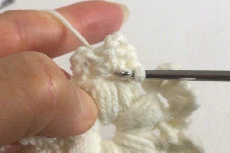 slip stitch to close the puff stitch crochet snowflake