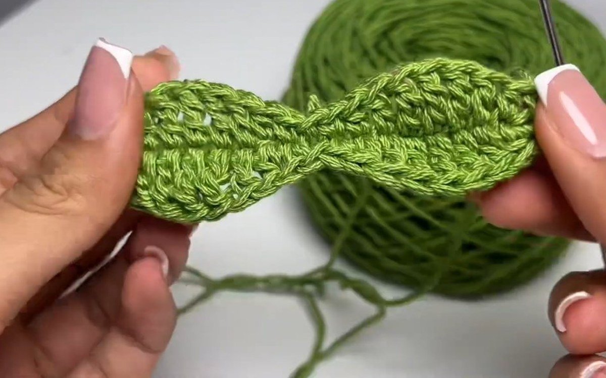 finished green leaf for a crochet cherry keychain