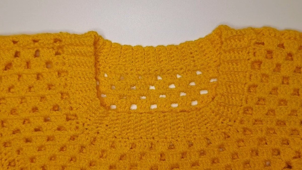 finished ribbed neckline on the front of a crochet vest pattern